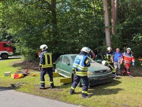 FW-AUR: Feuerwehr und Rettungsdienst trainieren komplexe Unfallszenarien