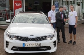 Kia Deutschland GmbH: "Traumwagen"-Verlosung von Auto Bild: Gewinner nimmt Kia Optima Sportswagon in Empfang