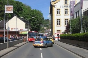 Polizeidirektion Bad Kreuznach: POL-PDKH: Motorradfahrer gerät nach Sturz unter Schulbus