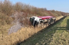 Polizeiinspektion Stralsund: POL-HST: "Happy Meal" für Möwen - Fischlaster verliert nach Verkehrsunfall komplette Ladung