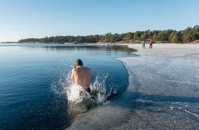 Wort & Bild Verlagsgruppe - Gesundheitsmeldungen: Endorphin-Kick Winterbaden: Darauf sollten Sie achten / Baden im winterlichen See gewinnt zunehmend Fans. Doch die Risiken sollten nicht unterschätzt werden, so das HausArzt-PatientenMagazin