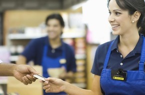 Motorola Solutions Germany GmbH: Einzelhändler Poundland meldet Rückgang von Gewalt und Diebstahl seit Einsatz von Motorola Solutions Bodycams / Verkäufer nutzen auf der Fläche Motorola Solutions VT100 Bodycams