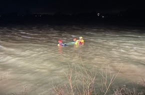 Feuerwehr Xanten: FW Xanten: PKW im Rhein - Aufwändige Bergung