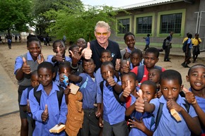 sonnenklar.TV eröffnet mit Schlagerstars Schule in Namibia