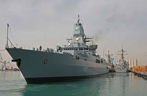 Presse- und Informationszentrum Marine: Einlaufen Fregatte "Hessen"
Flaggschiff des EAV 2012 läuft in Wilhelmshaven ein (BILD)