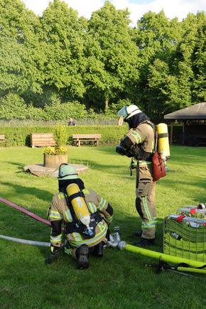 FW-KLE: "Grenzenloses Wasser" - Deutsch-niederl&auml;ndische Feuerwehr&uuml;bung im Tiergarten Kleve st&auml;rkt Zusammenarbeit &uuml;ber L&auml;ndergrenzen hinweg