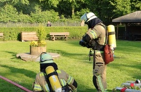 Feuerwehr Kleve: FW-KLE: "Grenzenloses Wasser" - Deutsch-niederl&auml;ndische Feuerwehr&uuml;bung im Tiergarten Kleve st&auml;rkt Zusammenarbeit &uuml;ber L&auml;ndergrenzen hinweg