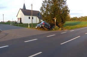 Polizei Bonn: POL-BN: Königswinter: Pkw schleudert bei Verkehrsunfall auf der L268 in den Graben - Polizei sucht weitere Zeugen