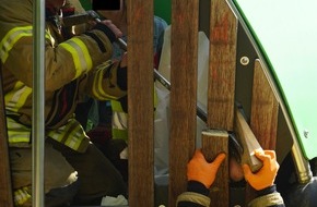 Feuerwehr Ratingen: FW Ratingen: Im Spielgerät eingeklemmt!