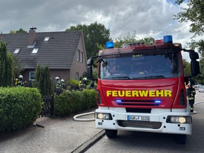 FW-AUR: Geb&uuml;schfeuer greift auf Unterstand &uuml;ber