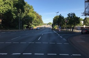 Polizeipräsidium Mainz: POL-PPMZ: Rollerfahrerin stürzt auf zehn Meter langer Fettspur