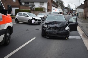 Polizei Mönchengladbach: POL-MG: Zwei Leichtverletzte bei Verkehrsunfall Kölner Straße