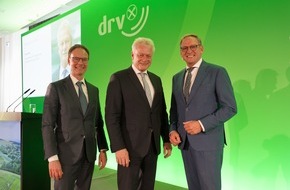 Deutscher Raiffeisenverband: Bundeslandwirtschaftsminister Alois Rainer beim Deutschen Raiffeisentag: "Genossenschaften sind Macher und nicht Verhinderer" / Vom Deutschen Raiffeisentag 2025 geht Aufbruchstimmung aus.