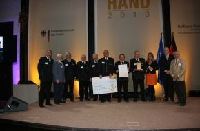 Deutscher Feuerwehrverband e. V. (DFV): Feuerwehrprojekte mit "Helfender Hand" geehrt / Ehrenamts-Förderpreis des Bundesministers des Innern in Berlin verliehen
