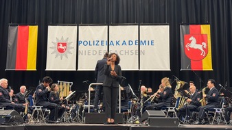 Polizeiakademie Niedersachsen: POL-AK NI: Bereit f&uuml;r den Polizeidienst: 600 Absolventinnen und Absolventen feiern ihren Abschluss