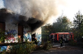 Feuerwehr Essen: FW-E: Feuer im ehemaligen Möbelbahnhof in Altenessen