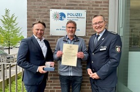 Kreispolizeibehörde Borken: POL-BOR: Borken - Landrat ehrt aufmerksamen Taxifahrer