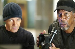 SAT.1: Lügen haben lange Finger: Morgan Freeman und Antonio  Banderas in der Free-TV-Premiere "The Code" in SAT.1 (BILD)