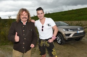 Red Rock Production: Ein Auto für Gipfelstürmer! Gipfeltreffen legendärer Soulmates-Rockmusiker mit Volks Rock'n'Roller Andreas Gabalier und Leslie Mandoki testen den neuen VW Touareg (FOTO)