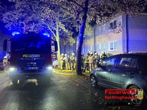 FW-RE: Kellerbrand im Mehrfamilienhaus mit 2 schwer verletzten Person - Feuerwehr und Rettungsdienst im Großeinsatz