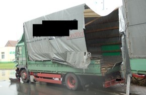Polizeiinspektion Nienburg / Schaumburg: POL-STH: Verkehrsunfall mit hohem Sachschaden