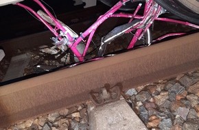 Bundespolizeiinspektion Magdeburg: BPOLI MD: Zeugenaufruf: Güterzug kollidiert mit auf Gleis gelegtem Fahrrad