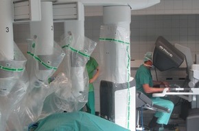 Asklepios Kliniken GmbH & Co. KGaA: Erstmals in Hamburg: OP-Roboter hilft bei Implantation von Reflux-Schrittmacher / Neue Behandlungsform gegen Sodbrennen in der Asklepios Klinik Altona