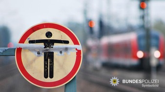 Bundespolizeidirektion M&uuml;nchen: Bundespolizeidirektion M&uuml;nchen: Beinahekollision an Bahn&uuml;bergang in Aubing / Bundespolizei ermittelt wegen gef&auml;hrlichen Eingriffs in den Bahnverkehr