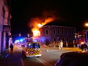 FW LK Neunkirchen: Brand eines leerstehenden Hotel-Restaurants in der Hauptstraße