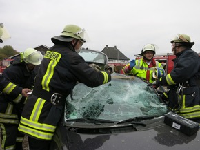 FW-AR: Schwerer Verkehrsunfall mit unklarer Lage - Basislöschzug 6 bei Jahresübung durch komplexes Szenario gefordert