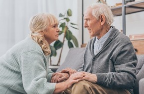Verbund Pflegehilfe: Demenz: Wenn die eigene Familie zu Fremden wird / 6 Tipps für pflegende Angehörige
