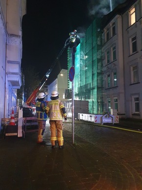 FW Bremerhaven: Dachstuhlbrand im Stadtteil Lehe beschäftigt die Feuerwehr am Sonntagmorgen