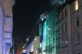 Feuerwehr Bremerhaven: FW Bremerhaven: Dachstuhlbrand im Stadtteil Lehe beschäftigt die Feuerwehr am Sonntagmorgen