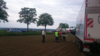 Polizeiinspektion Hameln-Pyrmont/Holzminden: POL-HM: LKW auf Acker stellt sich als Unfallereignis heraus