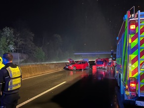 FW Ratingen: Verkehrsunfall auf regennasser Fahrbahn fünf verletzte Personen