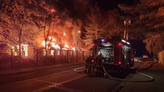 Freiwillige Feuerwehr Celle: FW Celle: Gebäudebrand in Westercelle - 1. Lagemeldung!