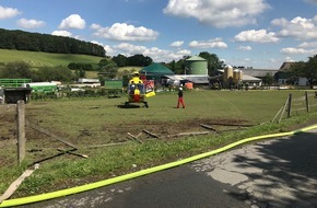 Freiwillige Feuerwehr Breckerfeld: FW-EN: Verkehrsunfall - Tankwagen mit Heizöl fährt in Scheune - Fahrer verstirbt