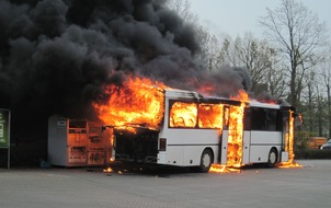 Polizeiinspektion Nienburg / Schaumburg: POL-NI: Schulbusbrand - Schulkinder und Busfahrer unverletzt  -Bild im Download-