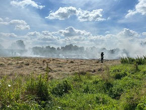 FW-AUR: Großflächigen Heubrand rasch im Griff