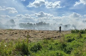 Freiwillige Feuerwehr Aurich: FW-AUR: Großflächigen Heubrand rasch im Griff