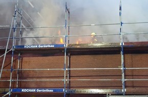 Feuerwehr Datteln: FW Datteln: Brand an der Fassade der renovierten Realschulturnhalle