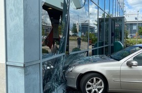 Polizeidirektion Neustadt/Weinstraße: POL-PDNW: (Bad Dürkheim) - in Glasfassade eines Schnellrestaurant gefahren