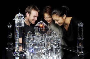 d. swarovski tourism services gmbh: BLUE NOSES: FAMOS - Überdimensional und rebellisch: Swarovski Kristallwelten zeigen sich "FAMOS" - BILD