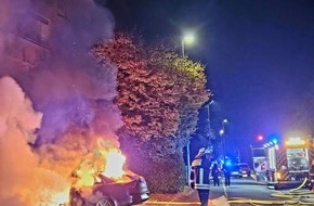 Feuerwehr Radolfzell: FW-Radolfzell: PKW-Brand droht auf Gebäude überzugreifen