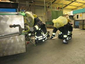 FW-AR: Basislöschzug 6 der Arnsberger Feuerwehr festigt Zusammenarbeit mit gemeinsamer Übung