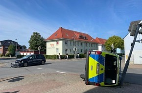 Polizeiinspektion Cuxhaven: POL-CUX: PKW kollidiert in Nordenham mit Streifenwagen des Polizeikommissariats Nordenham auf Einsatzfahrt - Vier Personen leicht verletzt (Lichtbild in der Anlage)