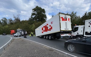 Polizeipr&auml;sidium S&uuml;dosthessen: POL-OF: Sattelauflieger l&ouml;ste sich von Zugmaschine: Diesel lief aus; Anschlussstelle Langen mehrere Stunden gesperrt
