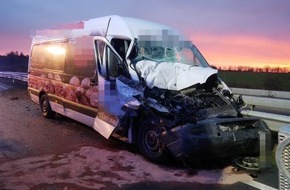Polizeiinspektion Rotenburg: POL-ROW: ++ Schwerer Unfall auf der A1 - Eine Person schwer verletzt ++ Täuschung fliegt auf: Hochwertiger Mercedes nach Fahrt ohne Führerschein beschlagnahmt ++