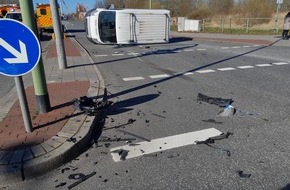 Feuerwehr Bremerhaven: FW Bremerhaven: Verkehrsunfall mit Transporter und PKW - drei verletzte Personen