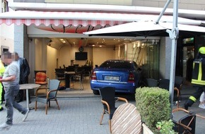 Polizei Gelsenkirchen: POL-GE: Auto fährt ins Eiscafé - zwei Verletzte